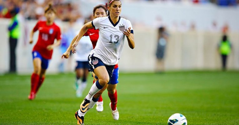 IL CALCIO APRE ALLE DONNE